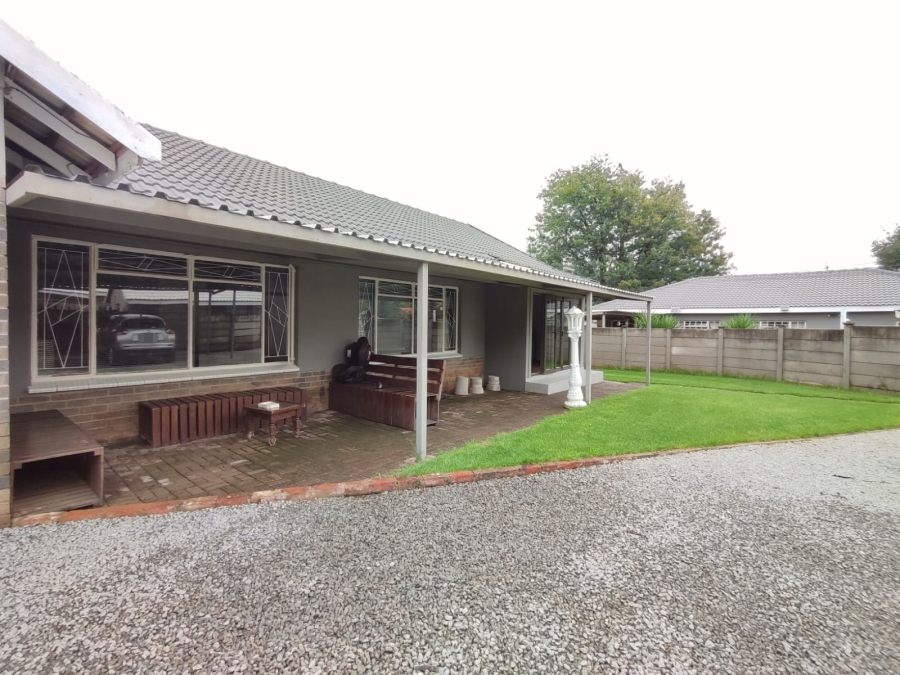 6 Bedroom Property for Sale in Flamwood North West